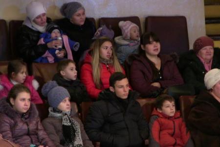 КПРФ организовала новогодние детские утренники в Луганске и Донецке