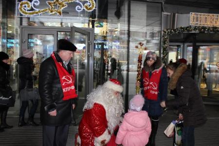 Сталинградские коммунисты поздравили жителей города с Днем образования СССР и наступающим Новым годом