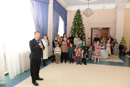 Новосибирская область. Красный мэр Анатолий Локоть поздравил детей вынужденных переселенцев с Украины с Новым годом