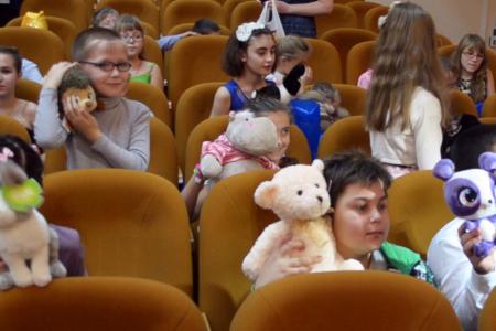 Зампредседателя Тульской областной думы Алексей Лебедев привез новогодние подарки в детскую больницу