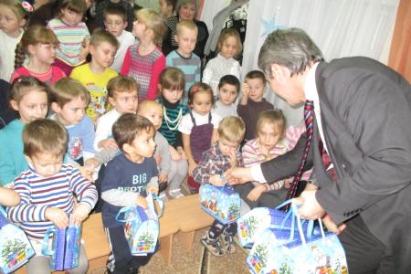 Российские коммунисты привезли новогодние подарки детям Луганска и Донбасса