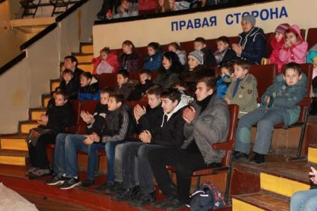 КПРФ организовала новогодние детские утренники в Луганске и Донецке