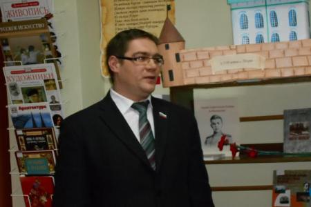 Псковская область. Депутат-коммунист Дмитрий Михайлов провел встречу со старшеклассниками в библиотеке семейного чтения