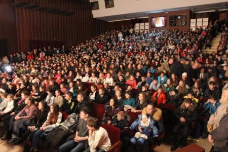 КПРФ организовала новогодние детские утренники в Луганске и Донецке