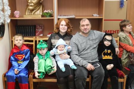 Тюменские коммунисты провели «Обкомовскую ёлку» для детей