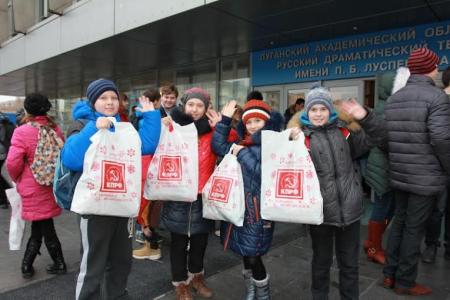 КПРФ организовала новогодние детские утренники в Луганске и Донецке