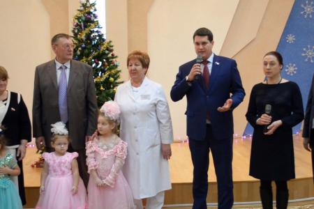 Зампредседателя Тульской областной думы Алексей Лебедев привез новогодние подарки в детскую больницу