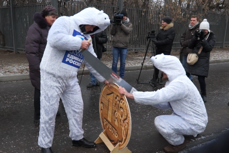 «Пилите, Дима, пилите…». Москвичи на встрече с депутатами-коммунистами потребовали отставки российского правительства