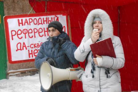 "Верните жителям дороги! Верните жителям сквер!". Пермские комсомольцы организовали митинг против строительного беспредела властей