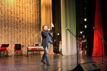 КПРФ организовала новогодние детские утренники в Луганске и Донецке