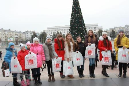 КПРФ организовала новогодние детские утренники в Луганске и Донецке