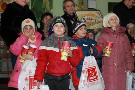 КПРФ организовала новогодние детские утренники в Луганске и Донецке