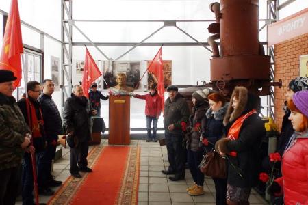 Оренбургские комсомольцы возложили цветы к бюсту И.В. Сталина
