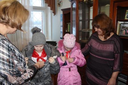 Новгородские коммунисты передали в детский дом подарки от пионеров