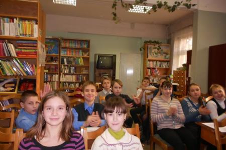 Псковская область. Депутат-коммунист Дмитрий Михайлов провел встречу со старшеклассниками в библиотеке семейного чтения