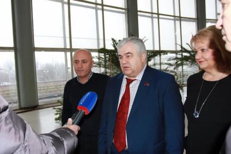 КПРФ организовала новогодние детские утренники в Луганске и Донецке