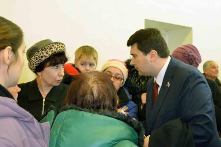 Депутат-коммунист Госдумы Олег Лебедев привез подарки беженцам юго-востока Украины, размещенным в Тульской области