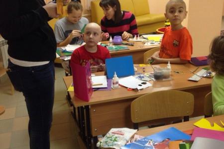 Белгородские комсомольцы в день матери посетили детский онкологический центр