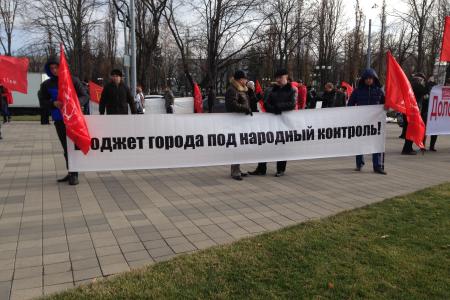 "Они боятся прямых выборов мэра... Такая трусливая власть нам не нужна!" В Краснодаре прошел массовый пикет против урезания гражданских и социально-экономических прав