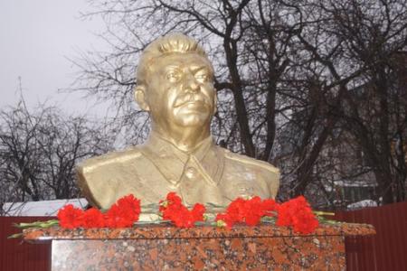 Пензенские коммунисты возложили цветы к памятнику И.В. Сталину