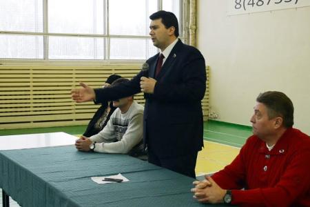 Депутат-коммунист Госдумы Олег Лебедев привез подарки беженцам юго-востока Украины, размещенным в Тульской области