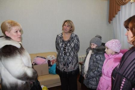 Новгородские коммунисты передали в детский дом подарки от пионеров