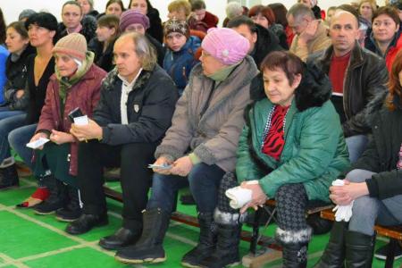 Депутат-коммунист Госдумы Олег Лебедев привез подарки беженцам юго-востока Украины, размещенным в Тульской области