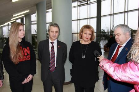 КПРФ организовала новогодние детские утренники в Луганске и Донецке