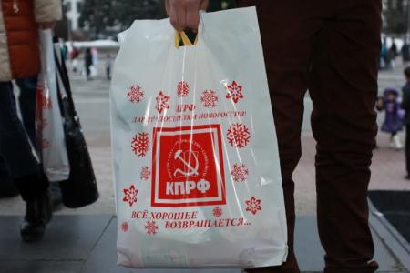 КПРФ организовала новогодние детские утренники в Луганске и Донецке