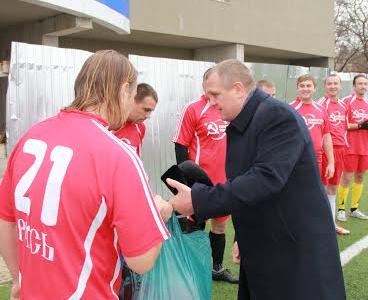 Руководство Крымского республиканского отделения КПРФ вручило форму футбольной команде «Русь»