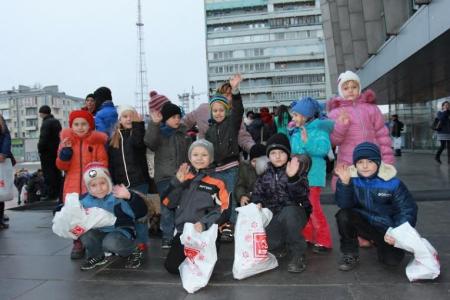КПРФ организовала новогодние детские утренники в Луганске и Донецке