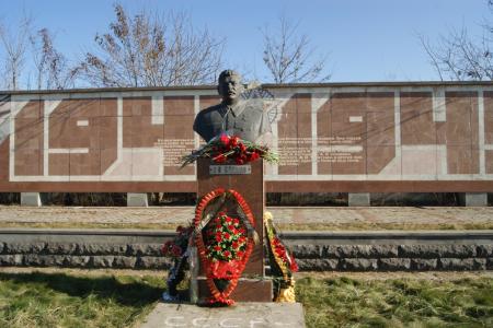 Северная Осетия. Во Владикавказе состоялось возложение венков и цветов к памятнику И.В. Сталину на Мемориале Воинской Славы