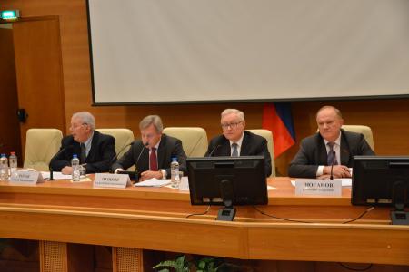 Г.А. Зюганов: США стремятся выдавить Россию с европейского рынка, используют для этого Украину