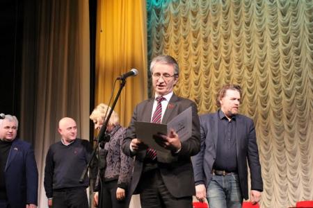 КПРФ организовала новогодние детские утренники в Луганске и Донецке