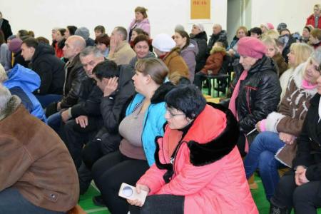 Депутат-коммунист Госдумы Олег Лебедев привез подарки беженцам юго-востока Украины, размещенным в Тульской области