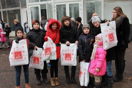 КПРФ организовала новогодние детские утренники в Луганске и Донецке