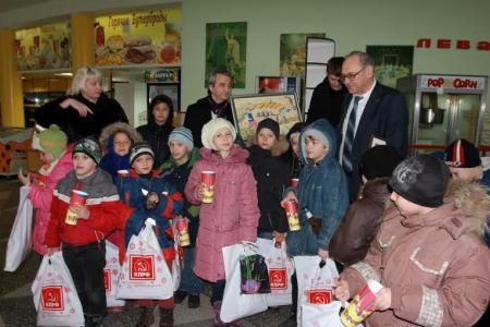 КПРФ организовала новогодние детские утренники в Луганске и Донецке