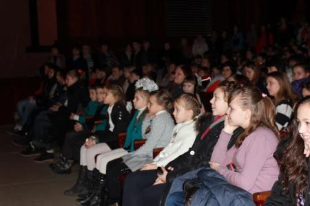 КПРФ организовала новогодние детские утренники в Луганске и Донецке