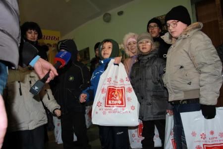 КПРФ организовала новогодние детские утренники в Луганске и Донецке