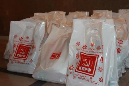 КПРФ организовала новогодние детские утренники в Луганске и Донецке