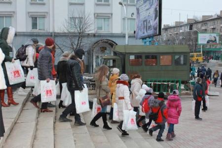 КПРФ организовала новогодние детские утренники в Луганске и Донецке