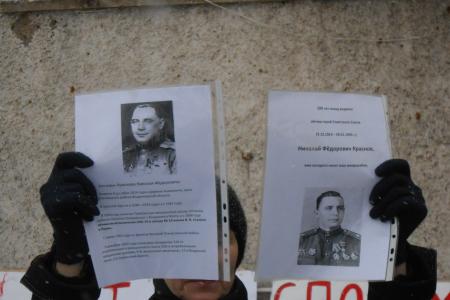 "Верните жителям дороги! Верните жителям сквер!". Пермские комсомольцы организовали митинг против строительного беспредела властей