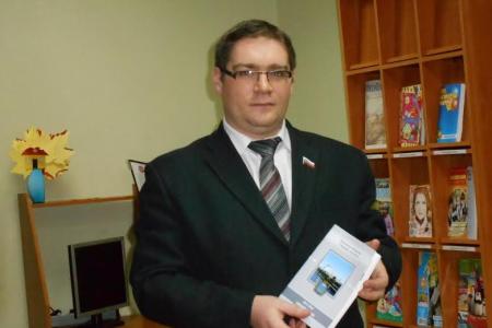 Псковская область. Депутат-коммунист Дмитрий Михайлов провел встречу со старшеклассниками в библиотеке семейного чтения