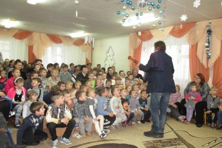 Российские коммунисты привезли новогодние подарки детям Луганска и Донбасса