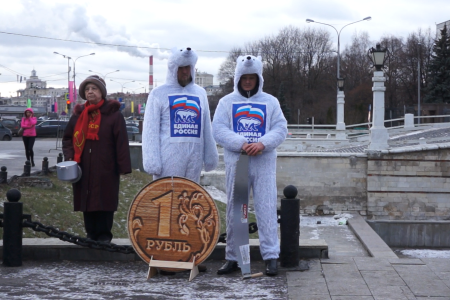 «Пилите, Дима, пилите…». Москвичи на встрече с депутатами-коммунистами потребовали отставки российского правительства