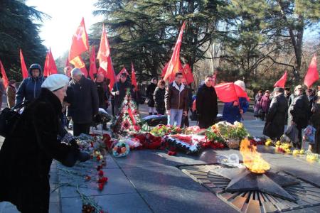 Крымские коммунисты возложили цветы к Могиле Неизвестного солдата