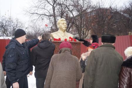 Пензенские коммунисты возложили цветы к памятнику И.В. Сталину