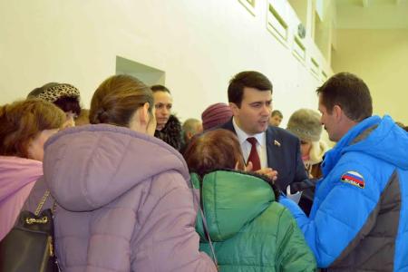 Депутат-коммунист Госдумы Олег Лебедев привез подарки беженцам юго-востока Украины, размещенным в Тульской области