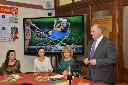 Г.А. Зюганов поздравил с новогодними праздниками сотрудников ЦК КПРФ и аппарата фракции КПРФ в Госдуме