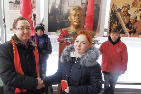 Оренбургские комсомольцы возложили цветы к бюсту И.В. Сталина